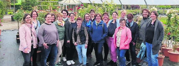 Die Ortsvertreterinnen der Landfrauen und Bäuerinnen Bezirk Muri erfahren an ihrem Ausflug viel Wissenswertes über Rosen. Bild: zg