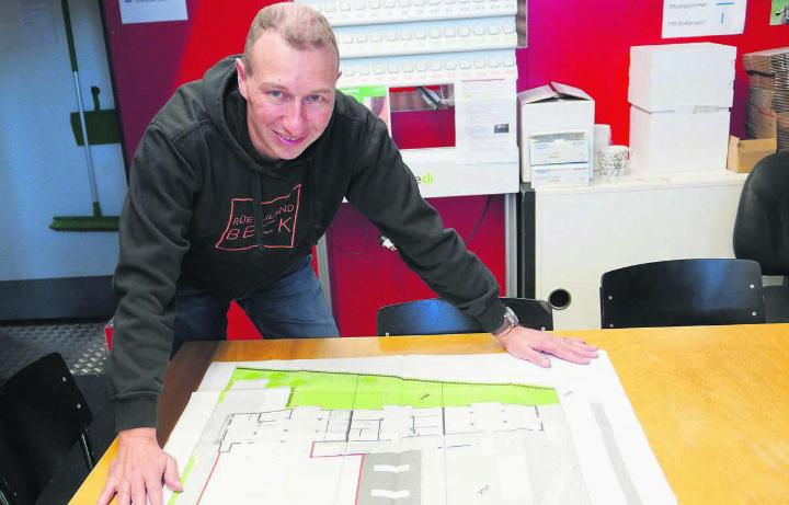 Der «Rüebliland-Beck» hat Grosses vor. Hans-Peter Dick, Mitglied der Geschäftsleitung, mit dem Plan für das neue Produktionsgebäude im Rigacker. Bild: rts