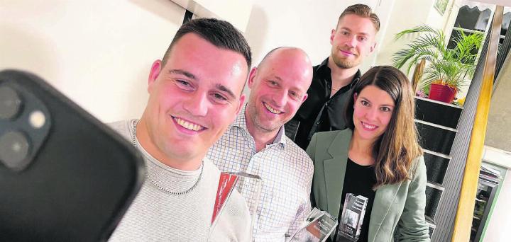 Wie schon letztes Jahr gibt es ein Sieger-Selfie von Sieger und Schwinger Joel Strebel (vorne). Spezialpreisgewinner Martin Laubacher, Läuferin Anja Schwegler (3. Rang) und Kickboxer Roy Cipriano (2 Rang) waren gerne mit einem Lächeln dabei. Bild: Stefan Sprenger