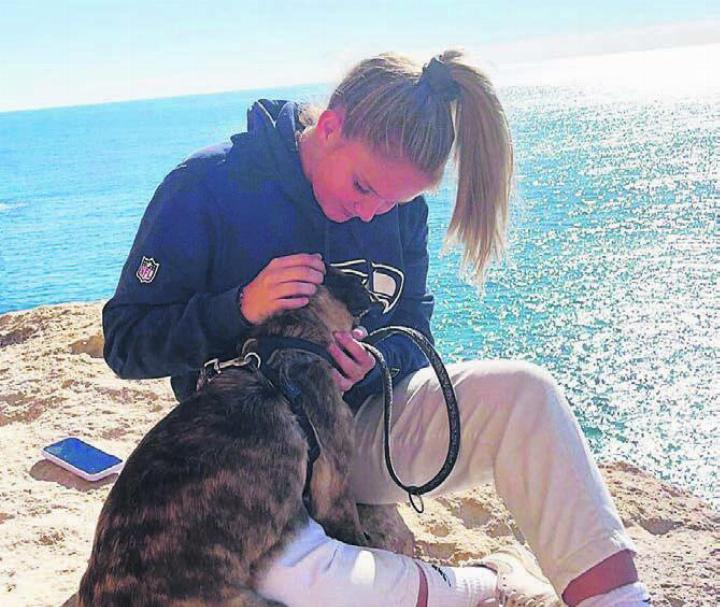 Ein Herz für Hunde: Anna Bingesser ist an der portugiesischen Algarve.