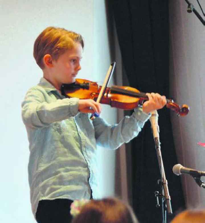 Der kleine Mann an der Violine: Jan Rüttimann. Bilder: Annemarie Keusch