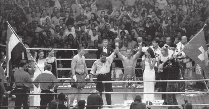 Andy Hug nach seinem Sieg in Siegerpose: Der Wohler ist und bleibt der beste Thaiboxer der Welt. Bild: Archiv