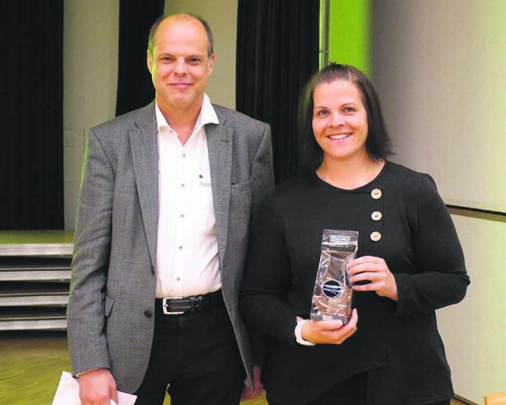 Christoph Schnitter, Co-Präsident Elternforum Muri, bedankt sich bei Alexandra Barmet für den spannenden Vortrag. Bild: Susanne Schild