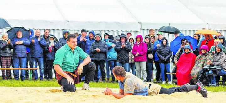 Im letzten Jahr siegte Joel Strebel (links) bei nasskaltem Wetter gegen seinen Kollegen vom SK Freiamt, Andreas Döbeli. Bild: hus