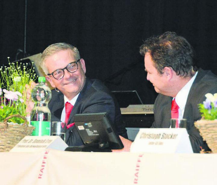Ob dem guten Jahresrückblick der Raiffeisen Oberfreiamt lässt es sich gut lachen: Marc Jordan, Vorsitzender der Bankleitung (links), und Dominik Erny, Präsident des Verwaltungsrates. Bild: Celeste Blanc