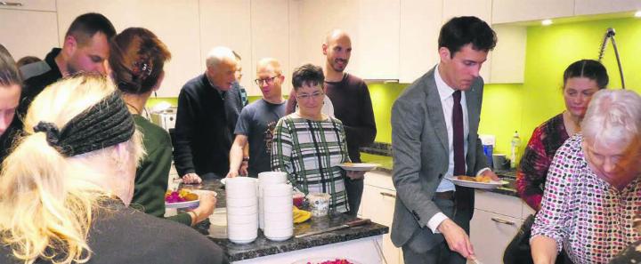 Zur Feier gehörte auch das anschliessende Essen mit Köstlichkeiten aus aller Welt. Bild: zg