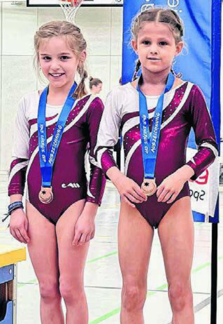 Noa Meier (4. Platz, links) und Giulia Kempf (5. Platz) verpassten nur knapp das Podest. Bild: zg