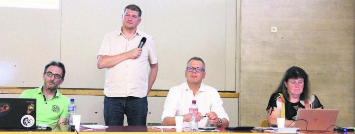 Die Gemeinderäte Alex Lötscher, Mario Räber (Ammann) und Peter Ammann (von links) blieben bei allen Diskussionen souverän und sachlich. Bild: Monica Rast