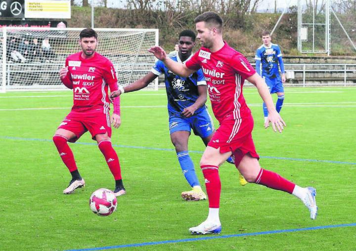 Drei von insgesamt elf Testspielern auf beiden Seiten (von links): Admir Seferagic, Guillaume Taty und Marko Bicvic. Letzterer hat vor einigen Jahren schon mal für den FC Muri gespielt. Bilder: Josip Lasic