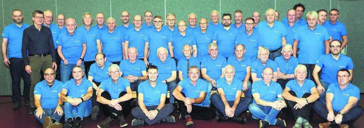 Gruppenfoto mit den neuen Sweatshirts: die Mitglieder des Männerturnvereins Waltenschwil. Bild: zg