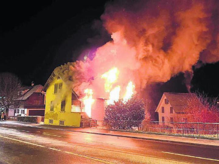 Das alte Haus brannte lichterloh, trotz Grosseinsatz der Feuerwehr war es nicht mehr zu retten. Im Innern machten die Rettungskräfte einen traurigen Fund. Bild: pz