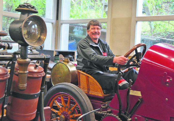 Links der Popp-Patent-Motorwagen und Garagist Louis Frey sitzt im Dufaux-Rennwagen. Damit wird er im November von London nach Brighton fahren. Bilder: Annemarie Keusch / zg