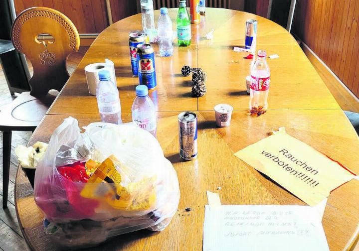 Überbleibsel einer Partynacht: So sah es eine Zeit lang oft aus am Morgen. Sehr zum Ärger der anderen Bewohner. Wie sauber oder dreckig es im Haus sei, hänge stark mit den Bewohnern zusammen, heisst es dazu bei der Gemeinde. Für das Aufräumen seien die Bewohner selber zuständig. Bild: Chregi Hansen