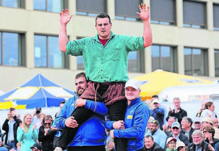 Joel Strebel wird von den Teamkumpels in die Höhe gestemmt. Bild: zg