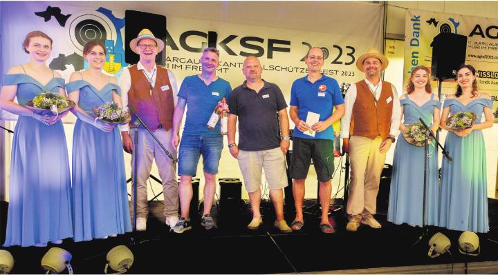 Die Ehrendamen Nadja, Michelle, Beat Brun OK-Präsident, Marcel Jenni 3. Rang, Roger Wetzstein 1. Rang, Patrick Gerwer 2. Rang, Rolf Thumm OK-Marketing, Ehrendamen Lea und Mara (von links). Foto: Köbi Schenkel